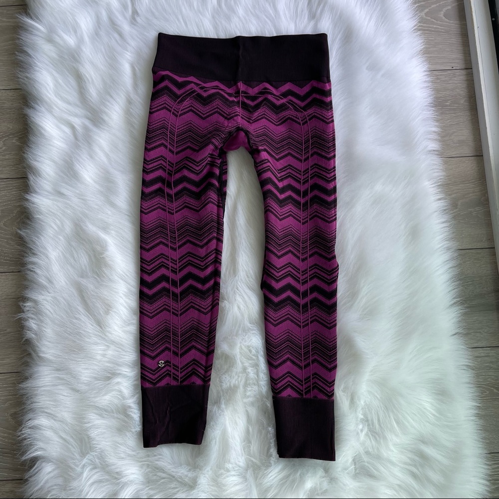 Vintage Seamless Lululemon violet/ black chevron leggings.